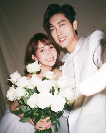 ▲▼粿粿「純白仙氣婚紗照」曝光! 捧花甜倚范姜彥豐網刷一排:恭喜。(圖/翻攝自Facebook/Meigo粿粿)