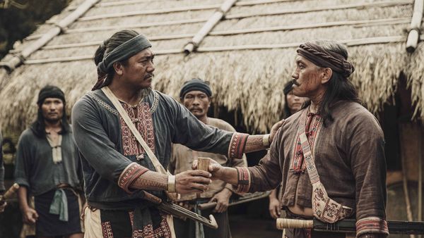 ▲▼《斯卡羅》雷斌・金碌兒（右）演出斯卡羅二股頭「伊沙」，與查馬克・法拉屋樂（左二）飾演的大股頭卓杞篤懷有心結。（圖／公視提供）