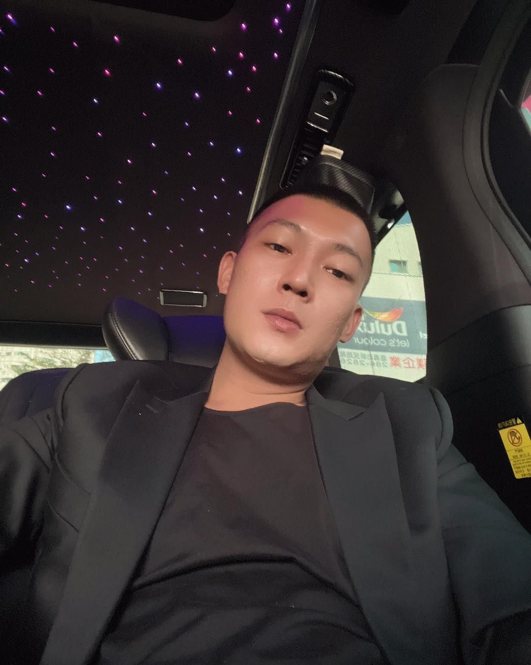 ▲鳳梨面對朋友突如其來的舉動直呼「有病嗎」。（圖／翻攝自FACEBOOK／鳳梨吳泓逸）