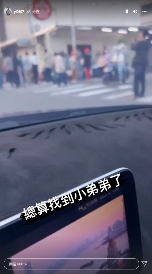 ▲嘉義高二弟擺攤養家…鳳梨一聽開車尋人　排隊「用新台幣下架」暖爆。（圖／翻攝自Instagram／yi0107）