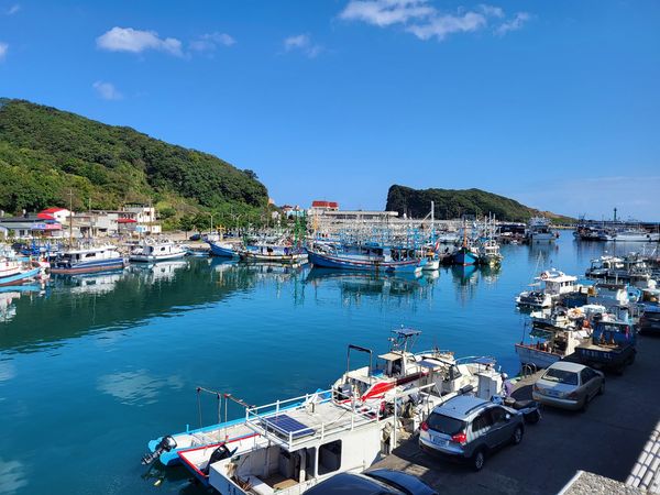 ▲小卷裝置藝術,川燙及酥炸小卷,水湳洞漁港,海天步道視野廣闊,深澳漁港。(圖/新北市漁業處提供)