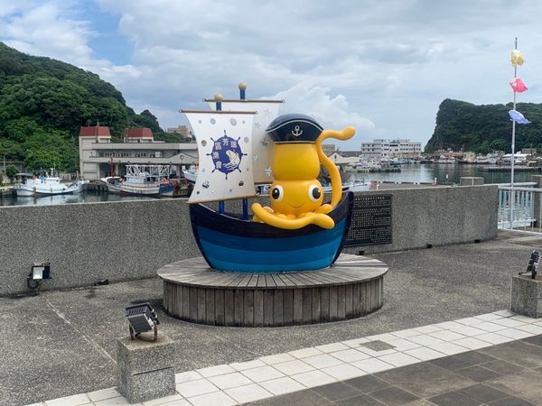 ▲小卷裝置藝術,川燙及酥炸小卷,水湳洞漁港,海天步道視野廣闊,深澳漁港。(圖/新北市漁業處提供)