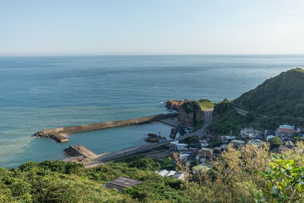 ▲小卷裝置藝術,川燙及酥炸小卷,水湳洞漁港,海天步道視野廣闊,深澳漁港。(圖/新北市漁業處提供)