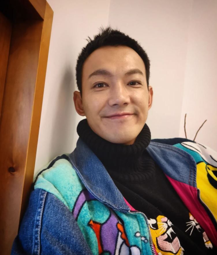 ▲威廉為了新作品,首次挑戰剃光頭。(圖/翻攝自Instagram/liaowilliam)