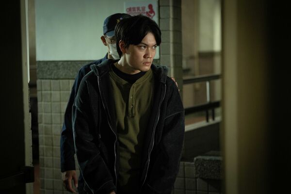 ▲劉子銓在《我們與惡的距離 II》飾演關鍵角色縱火殺人犯「胡冠駿」。（圖／公共電視、CATCHPLAY、大慕可可提供）