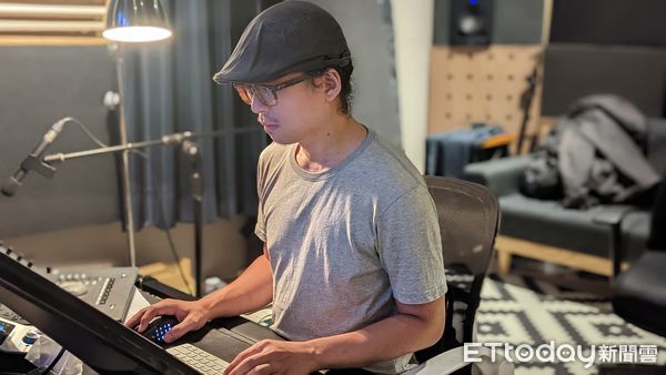 記者林悅/台南報導2022年是台劇的大年,也使得台灣電視界的盛事「金鐘獎」競爭更為激烈,崑山科技大學視訊傳播設計系系友嚴振欽便以《斯卡羅》一作拿下戲劇類節目視覺特效獎,王逸勳以《登台之路 十九兩》一作榮獲一般節目類聲音設計獎。此外,王逸勳、蔡瀚陞及陳姝妤分別以《俗女養成記 2》、《火神的眼淚》、《池塘怪談》等作,入圍戲劇類節目聲音設計獎,高偉晏則以《勇者動畫系列》入圍一般節目類聲音設計獎。崑大視訊系系友近年在金鐘、金馬獎大放異彩,以今年57屆金鐘獎來說,無論是史詩鉅作《斯卡羅》或熱