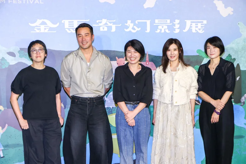 製作人丁長鈺(右起)、蘇慧倫、導演嚴藝文、張孝全、監製於蓓華出席「欠妳的那場婚禮」記者會。記者沈昱嘉／攝影