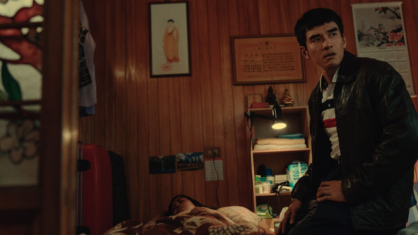 ▲台劇《The Outlaw Doctor 化外之醫》紅到海外。(圖/公視、中華電信、瀚草文創提供)
