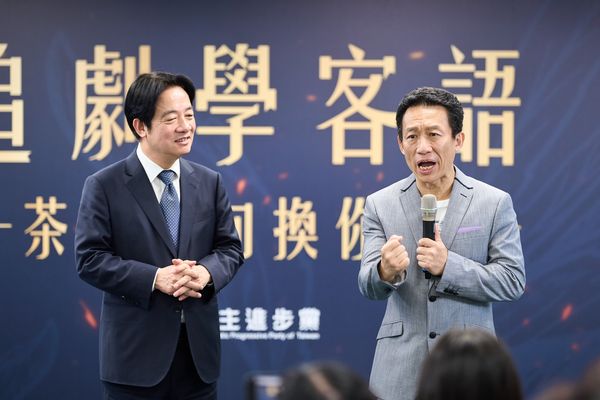 ▲▼找來《茶金》老師學客語 郭子乾與賴清德相見歡。(圖/民進黨提供)