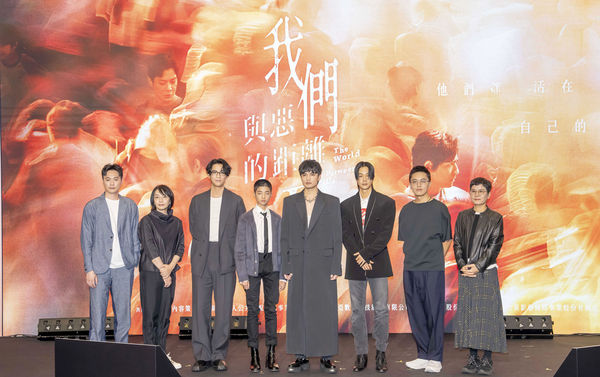 ▲《我們與惡的距離II》製作人江承恩(左起)、林昱伶、演員周渝民、白潤音、劉子銓、薛仕凌、導演林君陽、編劇呂蒔媛。(圖/CATCHPLAY提供)