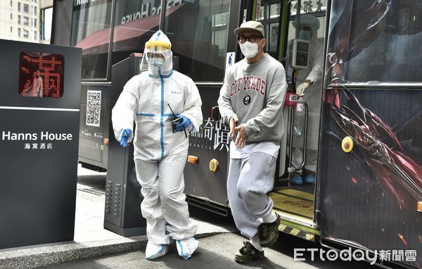 ▲▼大S老公具俊曄出關前PCR採檢 。(圖/記者李毓康攝)