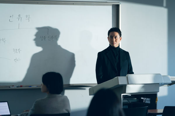 ▲▼才2集爆好評！金泰梨遭《惡鬼》附身　發毛刮「她」臉邪笑演技瘋了。（圖／Disney+提供）