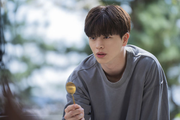 ▲▼陸星材在《人生勝利組》劇裡靠著金湯匙翻轉命運。(圖/Disney+提供)