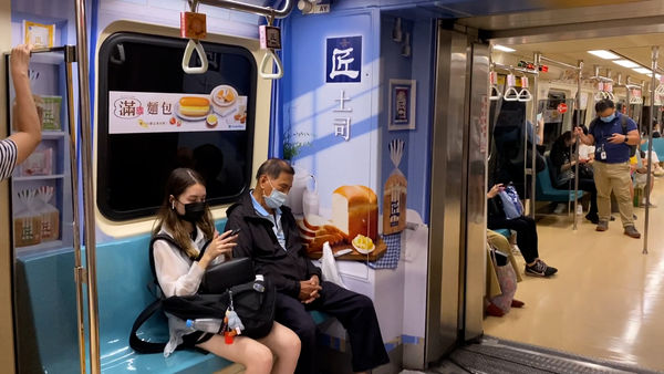 ▲捷運廣告超吸睛　五倍券購物清單輕鬆搞定。（圖／記者 楊詩益 攝）