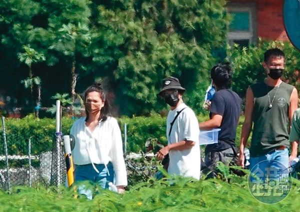 9／10 13：15 許瑋甯（左）一身素淨出現在宜蘭田間拍戲，當天她和胡宇威對戲。