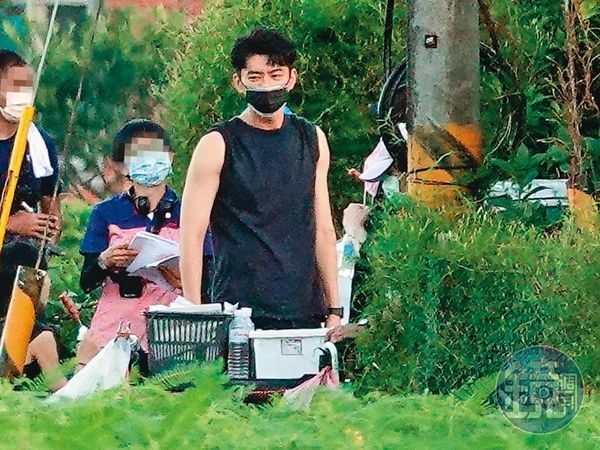 16:28 同劇男主角李程彬一身黑衣現身片場。