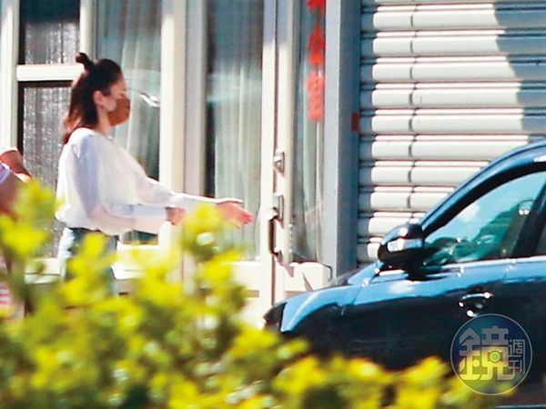 17:54 結束當天拍戲行程,許瑋甯和助理稍事休息後,搭保母車離去。