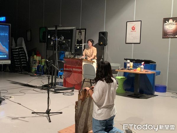 ▲崑山科技大學視訊傳播設計系應屆畢業生許韻羯，優秀實力更讓她成為台劇《不夠善良的我們》的後期製作，未來她將成為擬音錄音師，為業界帶來更多獨特的聽覺饗宴。（圖／記者林東良翻攝，下同）