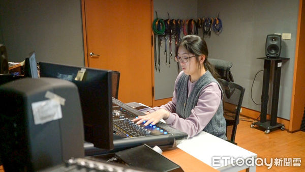 ▲崑山科技大學視訊傳播設計系應屆畢業生許韻羯，優秀實力更讓她成為台劇《不夠善良的我們》的後期製作，未來她將成為擬音錄音師，為業界帶來更多獨特的聽覺饗宴。（圖／記者林東良翻攝，下同）