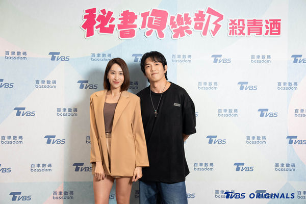 ▲《秘書俱樂部》殺青宴上,製作人修杰楷和王傳一、賴雅妍、曾莞婷、黃尚禾、張軒睿、楊晴、管麟都到場同歡。(圖/TVBS提供)