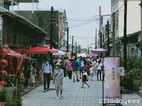 ▲中秋連假18日第一天，台南市警白河分局轄區以後壁區「菁寮老街」因「俗女養成記2」之熱播陸續人潮湧入，警方在老街兩側路口派遣警力加強疏導。（圖／記者林悅翻攝，下同）