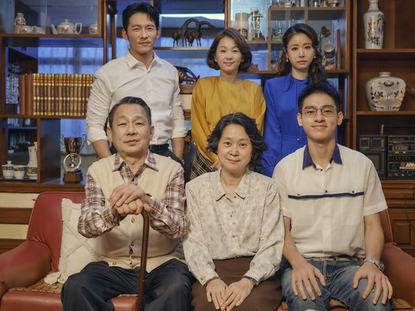 ▲▼ 《華燈初上》兩天內迅速榮登Netflix台灣市場收視排行榜第一名,也是最快登上台灣市場排行榜第一名的台劇,林心如與林暐恆(左)對戲精彩_Netflix、百聿數碼提供 。(圖/Netflix、百聿數碼提供)