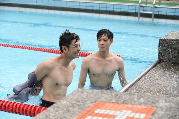 ▲三立、華視八點華劇《門當互懟愛上你》連晨翔與楊子儀落水比胸肌 。(圖/三立提供)