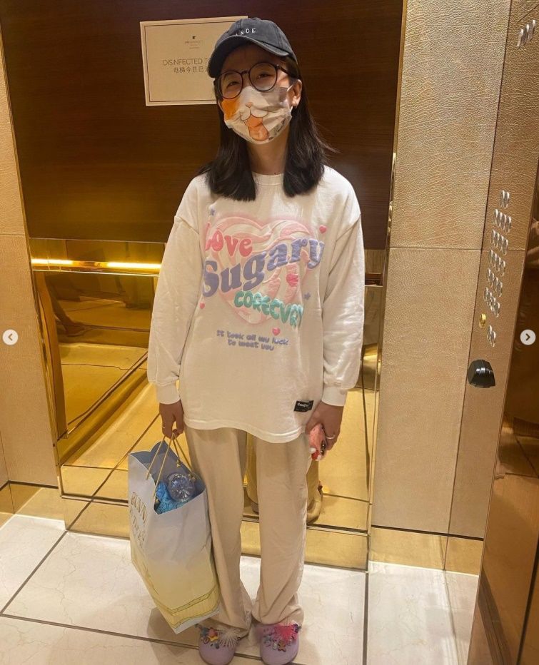 ▲歐陽娜娜突曬十指緊扣牽手照！親密躺胸「金髮男」網驚：官宣戀愛？。（圖／翻攝自Instagram／nanaouyang）