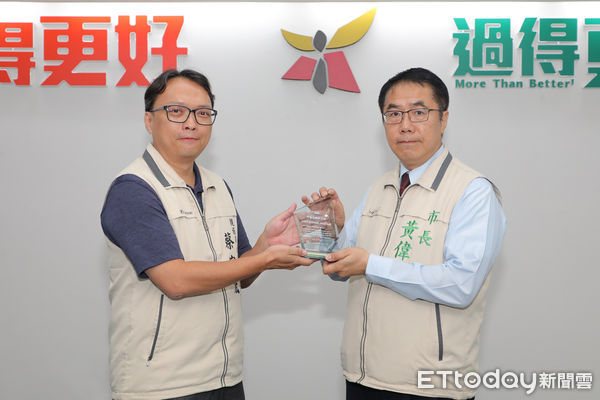 ▲台南市長黃偉哲特別於市政會議嘉勉民政局、消防局、觀旅局等獲獎機關。（圖／記者林東良翻攝，下同）
