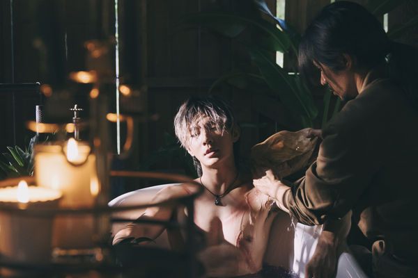 ▲▼姚淳耀（左）在《我願意》水下吻炎亞綸。             。（圖／絡思本娛樂製作）