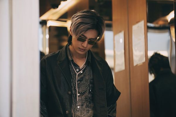 ▲炎亞綸《我願意》打造44套服裝，加上珠寶破千萬。（圖／絡思本娛樂製作提供）
