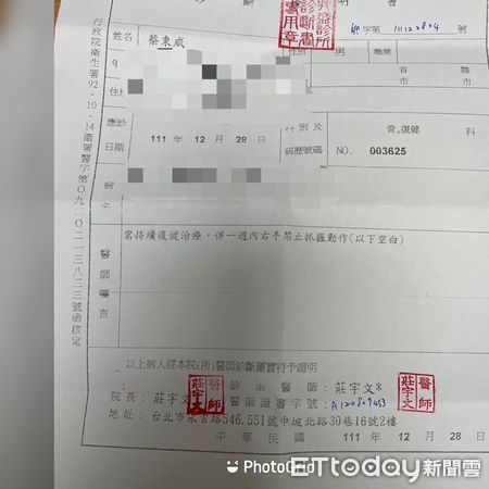 ▲Gino拍打戲出意外　傷勢「右手抬不起來」。（圖／孫德榮經紀人提供）