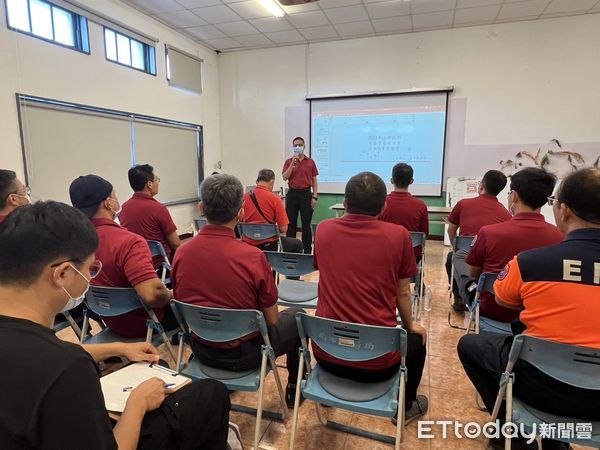 ▲台南市消防局第七大隊,邀請法律扶助基金會台南分會,在中正消防分隊會議室舉辦消防實務相關法律探討」,強化消防人員法學知識。(圖/記者林悅翻攝,下同)