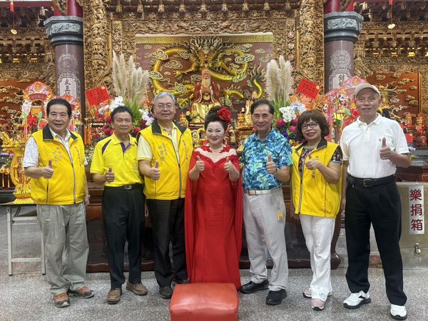 ▲白冰冰(中)與姜太公廟榮譽主委邱創良(右3)、主委邱守德(左3)等人合照。(圖/長興影視)