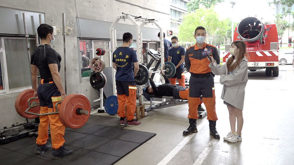 ▲直擊新北市消防局！2022消防月曆未開賣  先買味丹青草茶看猛男解渴。（圖／記者謝婷婷攝）