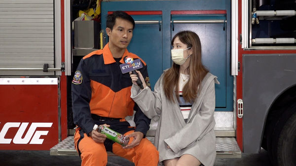 ▲直擊新北市消防局！2022消防月曆未開賣  先買味丹青草茶看猛男解渴。（圖／記者謝婷婷攝）
