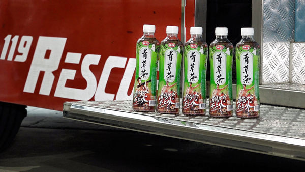 ▲直擊新北市消防局！2022消防月曆未開賣  先買味丹青草茶看猛男解渴。（圖／記者謝婷婷攝）