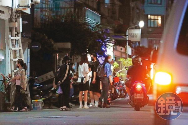 22：20，與劇組哈拉結束後，許光漢（黑衣黑口罩者）就進入一間疑似當休息區的公寓休息，不過卻未見他離開。