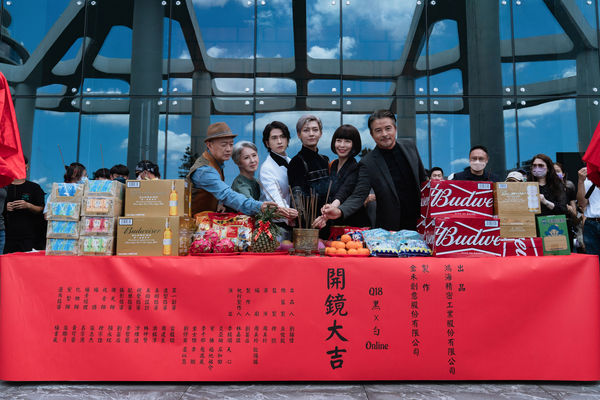 ▲人性科幻影集《Q18》李銘順、天心、炎亞綸、石知田、金士傑、李璇台中盛裝開鏡,導演周美玲。(圖/金禾創意提供)