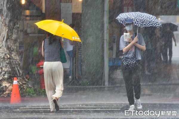 ▲▼天氣,行人,路人,雷雨,口罩,斑馬線,過馬路,大雨,大雷雨,下雨,雨天,豪大雨,午後雷陣雨,梅雨,降雨,氣象,豪雨,颱風外圍環流,西南氣流,鋒面,撐傘,雨傘,陰雨綿綿,潮濕,濕度,熱對流,天氣配圖。（圖／記者李毓康攝）