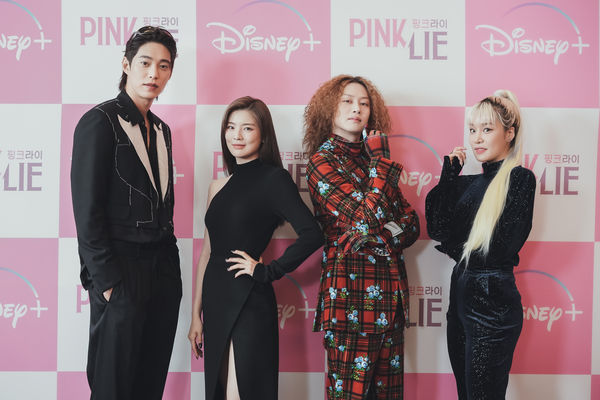 ▲《粉紅謊言》7男女遭揭都在說謊（圖／Disney+提供）