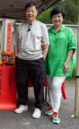 ▲《你好，我是誰2》在中壢馬祖新村開鏡儀式，寇世勳、崔佩儀飾演曹汶龍(曹爸)、曹媽。李運慶、江祖平、傅小芸、林玟誼、班鐵翔、崔佩儀、寇世勳、洪小鈴、梁湘華、劉曉憶、黃靖雅、寇家瑞、趙心妍。（圖／大愛提供）