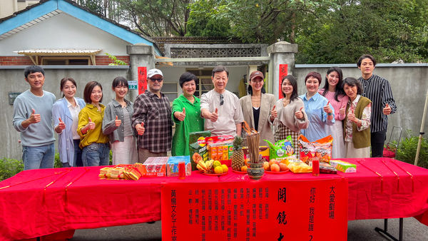 ▲《你好，我是誰2》在中壢馬祖新村開鏡儀式，李運慶、江祖平、傅小芸、林玟誼、班鐵翔、崔佩儀、寇世勳、洪小鈴、梁湘華、劉曉憶、趙心妍、寇家瑞。（圖／大愛提供）