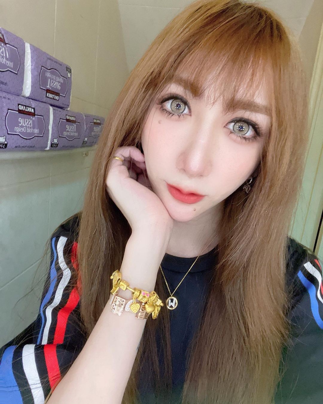 ▲罔腰將瀏海剪短。(圖/翻攝自罔腰IG)