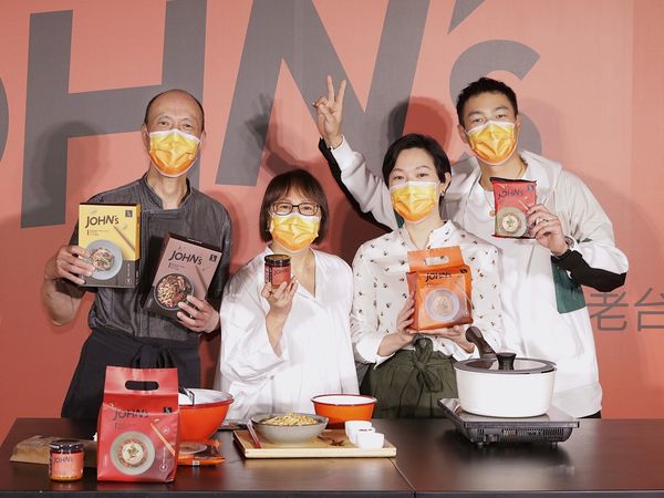▲楊祐寧和「元鍋」餐廳創辦人爸媽楊進元、林美麗、二代經營者姊姊Do Do合體。(圖/公關提供)