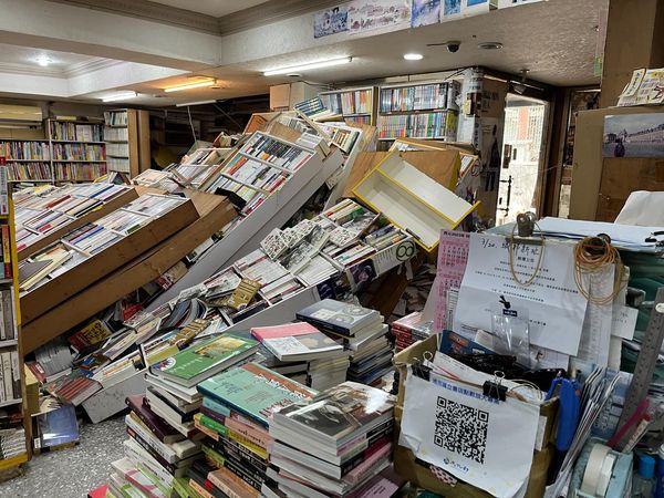 ▲▼水準書局書架全倒，老闆娘即發文求助。（圖／翻攝水準書局粉絲團）