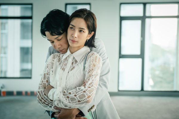 ▲▼Netflix《她和她的她》 許瑋甯主管職遭吳慷仁空降截胡 想跳槽卻因未婚遭高層打槍             。（圖／Netflix）