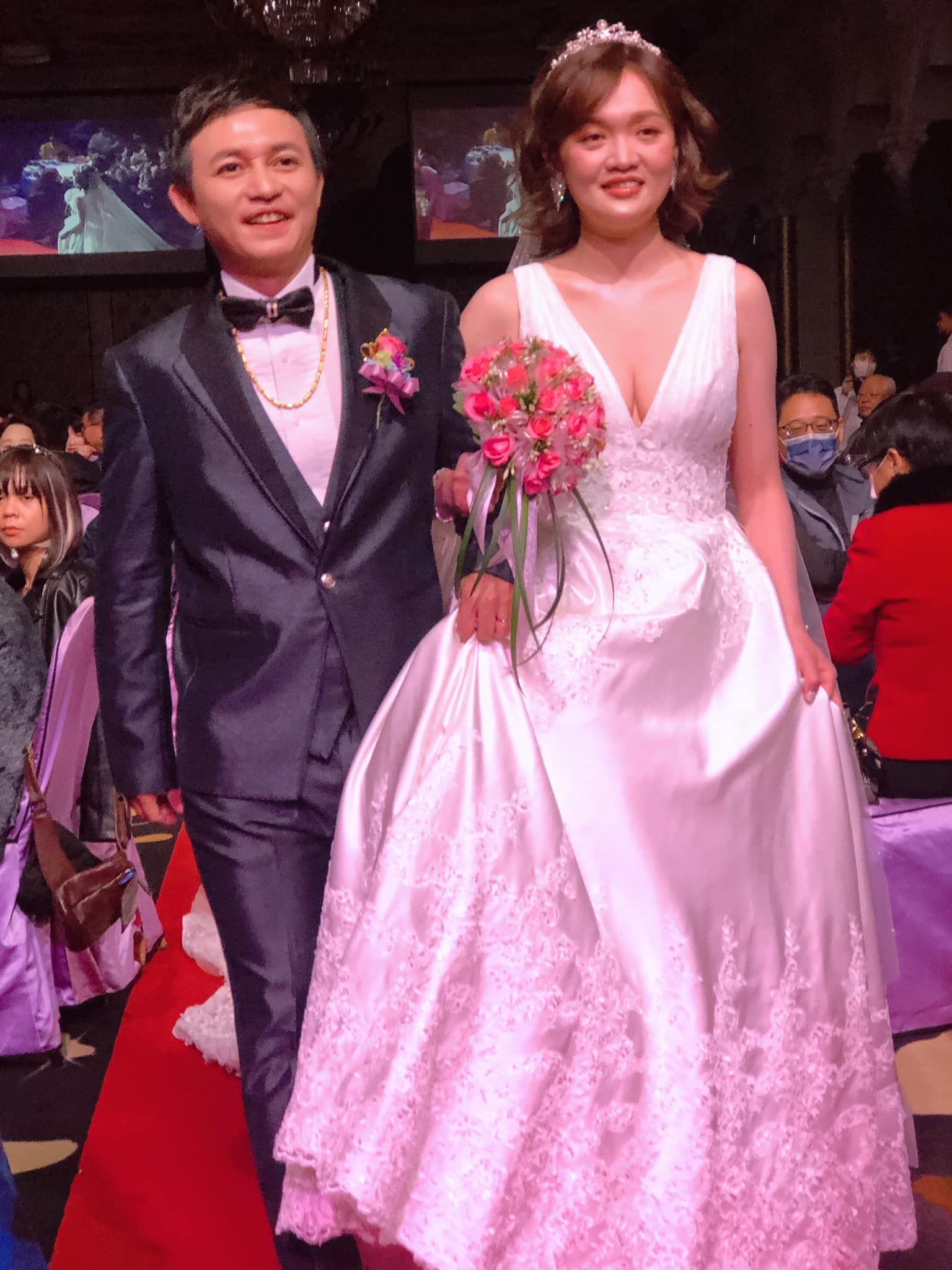 ▲資深主持人喪妻7年淡出演藝圈！　「小兒子結婚現場」曝光72歲近況。（圖／翻攝自Facebook／周嘉麗）