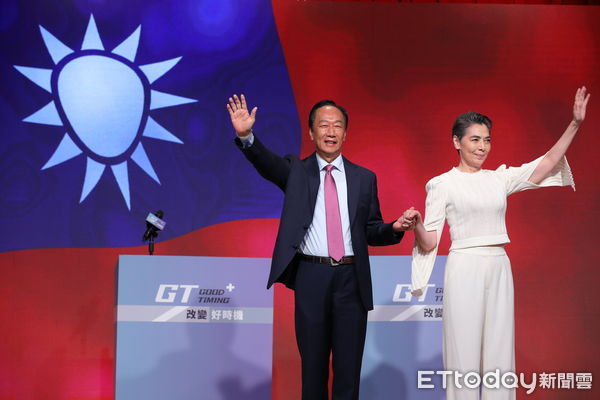 ▲▼前鴻海創辦人郭台銘的副手人選備受關注，今日(9/14)郭辦召開記者會，由郭台銘正式宣布邀請人選之人造浪者中飾演林月真一角的女星賴佩霞搭檔參選正副總統。（圖／記者湯興漢攝）