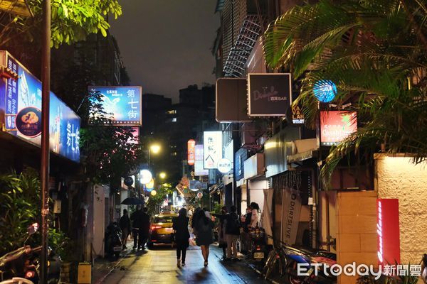 ▲台北晶華酒店也推出「晶‧華燈初上」住房專案，即日起至1/30開賣，兩人成行、每人每晚3,990元起，加購高鐵車票可享8折優惠。（圖／記者彭懷玉攝）